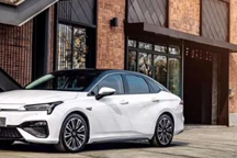 广汽新能源轿车，颜值超高，续航510公里，比亚迪惊出一身冷汗！