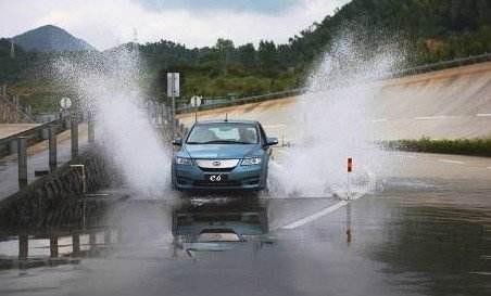 扬言能在1米深水中浸半小时的纯电动汽车，到底能不能涉水？