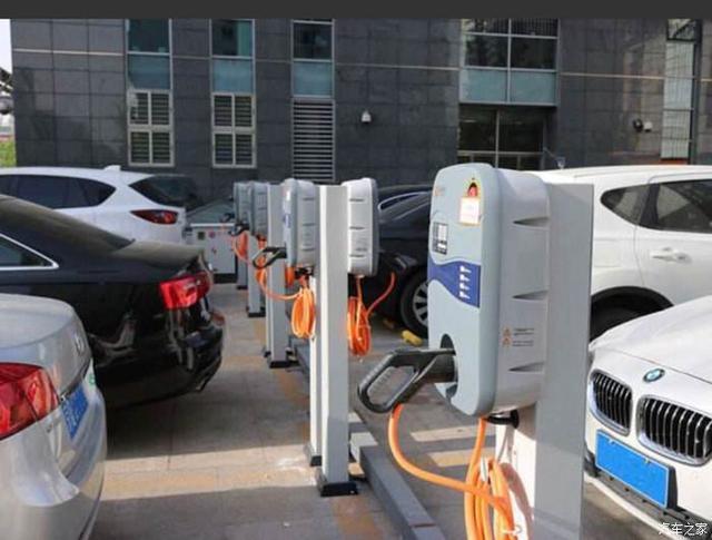 充電車位被燃油車占用怎么辦？車主：打電話，找警察
