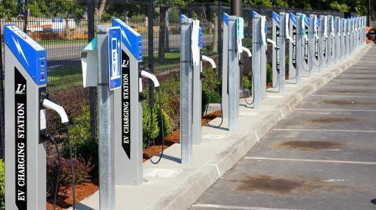 充電車位被燃油車占用怎么辦？車主：打電話，找警察