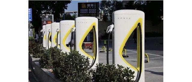 充電車位被燃油車占用怎么辦？車主：打電話，找警察