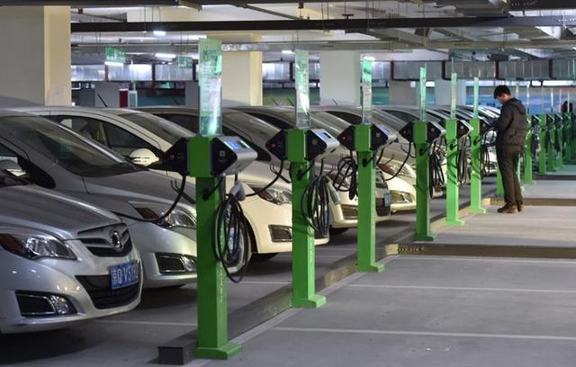 充電車位被燃油車占用怎么辦？車主：打電話，找警察