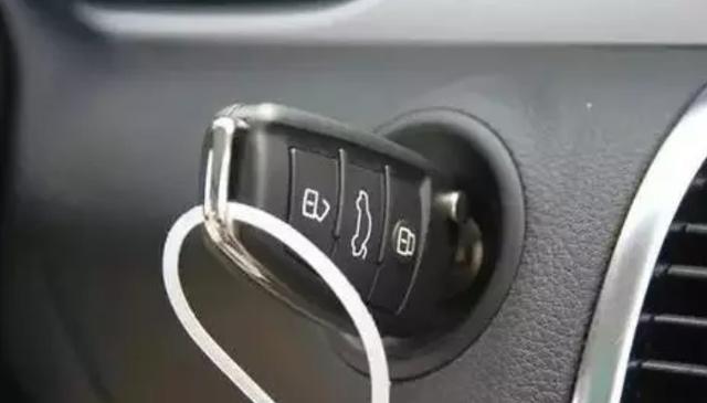 怎么預(yù)防汽車電瓶虧電？專業(yè)人士：怠速不能充電，必須給油2000轉(zhuǎn)