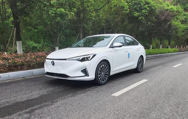 續(xù)航425公里，設計不俗還有雙連屏，長安新車曝光