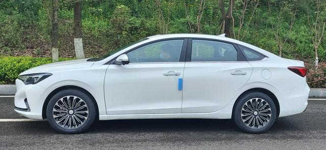 續(xù)航425公里，設計不俗還有雙連屏，長安新車曝光