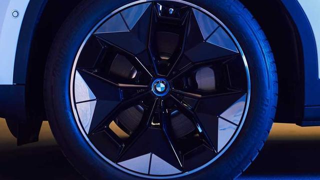 宝马纯电SUV官图曝光，增加蓝色元素，轮毂能提高续航？