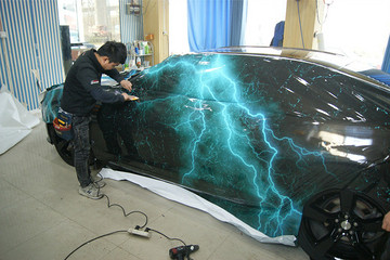 国人不惜斥巨资给爱车贴的膜，为何到了美国却无人问津？