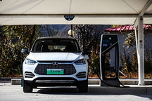 新能源车主一边快充，一边吹空调！老司机：既损电池又有自燃风险