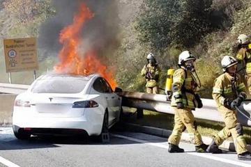 如果电动车发生碰撞，漏电和起火两者谁更危险？