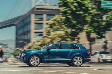 动力不行，外观做旧，新版宾利添越却在国外火了，怎么回事