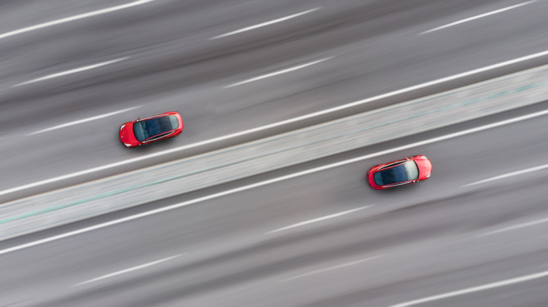 特斯拉 Model 3 雙車交匯.jpg