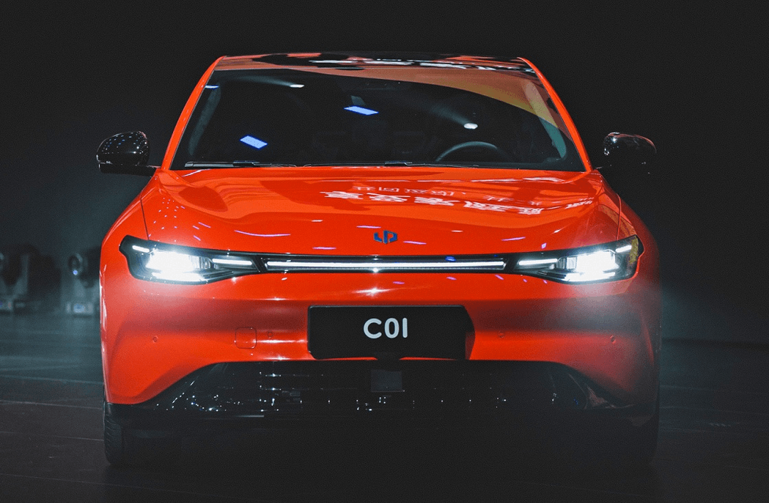 國(guó)產(chǎn)車企造不好中大型轎車？零跑C01不同意，對(duì)比比亞迪漢如何？