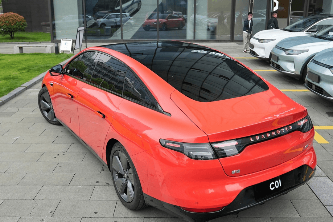 國(guó)產(chǎn)車企造不好中大型轎車？零跑C01不同意，對(duì)比比亞迪漢如何？