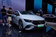 奔馳EQE登陸成都車展，有了它，轉(zhuǎn)瞬間就忘了E級(jí)？