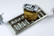 应对变革叠加萎缩的市场，车企唯有迎难而上