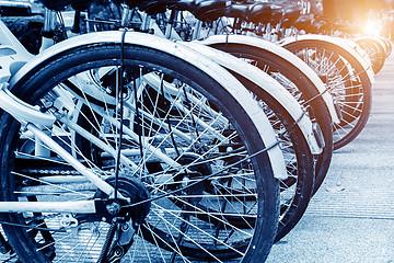 全国政协委员、中投公司原总经理屠光绍：建议将两轮共享出行工具纳入应急资源调配体系