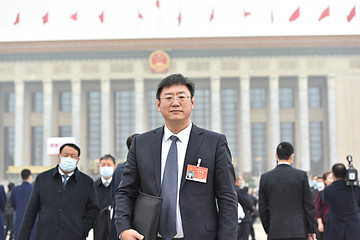 鹿新弟：传递一线心声 建议设立“中国劳模工匠日”