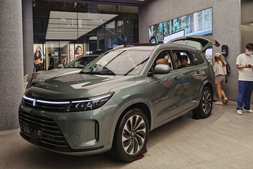 首个国产车企跟进特斯拉降价！AITO问界部分车型降价3万元