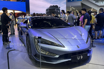 果然业绩大增！比亚迪半年暴赚100多亿，新能源汽车卖了超125万辆！