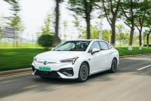 純電家用轎車怎么選 全方位對比幾何A、Aion S