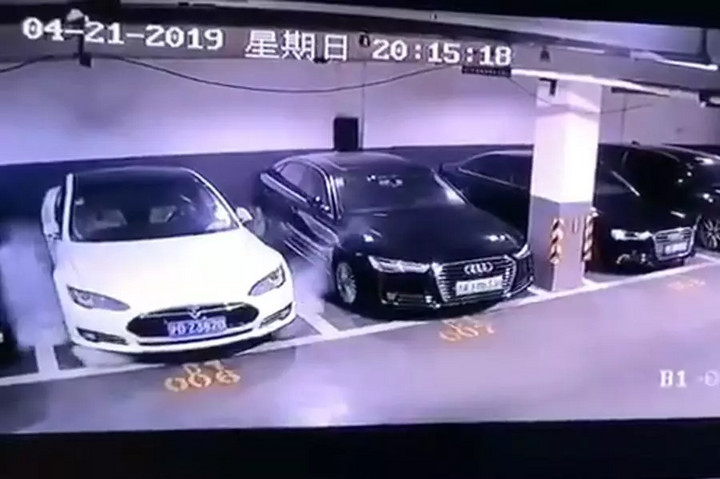 企业蔚来汽车 ES8自燃65天后大量召回 蔚来之后会是特斯拉？