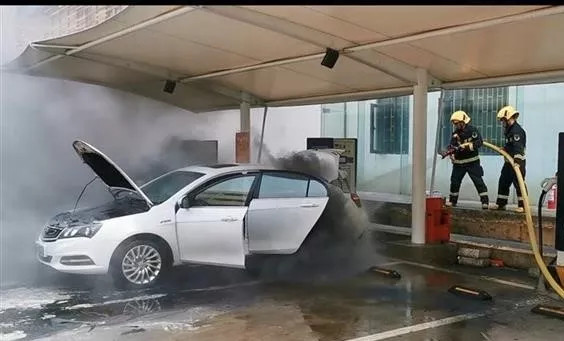三天内三起自燃！长沙一地下停车场电动汽车又起火！夏季已到，新能源汽车安全形式严峻！