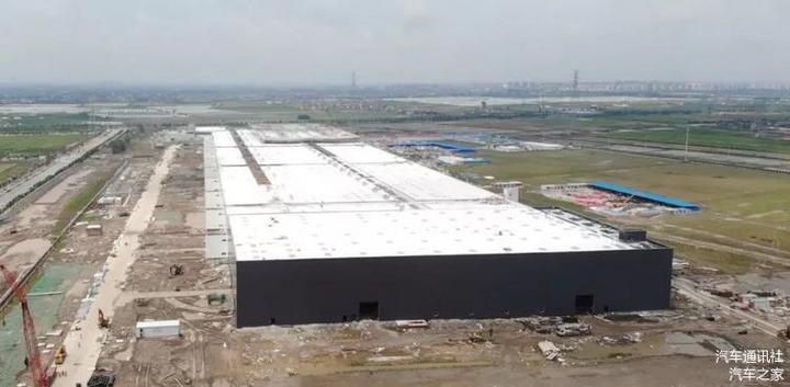 实拍：两千多工人展示中国速度 特斯拉上海超级工厂进展如何？