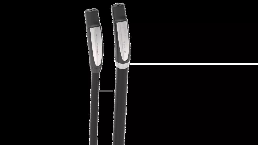 特斯拉超充 V3 电缆（左）与 V2 电缆（右）对比 | electrek