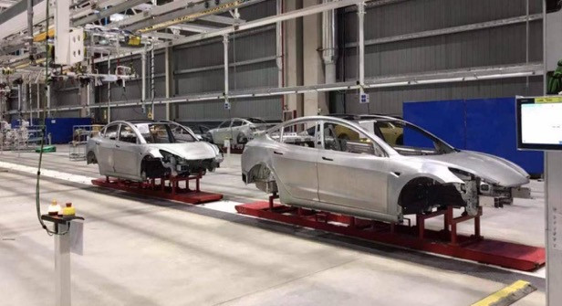 特斯拉上海工廠再曝內(nèi)部圖：已有Model 3車身下線