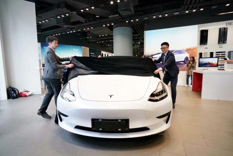 Шанхайская скорость!  Первая партия Tesla Model 3 отечественного производства поступила сегодня в магазины по всей стране.