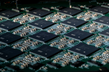 英特尔推超高效AI芯片 为自动驾驶汽车等提供动力