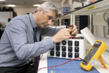 华威大学利用旧电池打造小型储能装置 为偏远农场充电