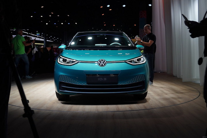 Срок службы батареи — до 550 километров.Послезавтра Volkswagen ID.3 поступит в продажу в Китае.