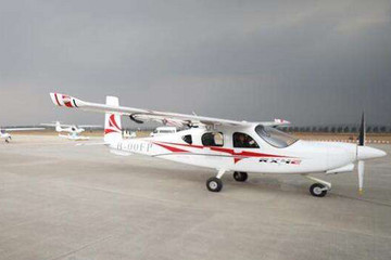 国内首架四座电动飞机升空：零污染 续航1.5小时