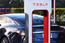 罕见！特斯拉美国一家充电站起火