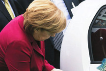 最后一届任期，默克尔猛“来电”  德国欲跑出电动化加速度