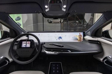 拜腾沉浸式巨幕屏初体验：人车交互也许因其量产开启一个新纪元