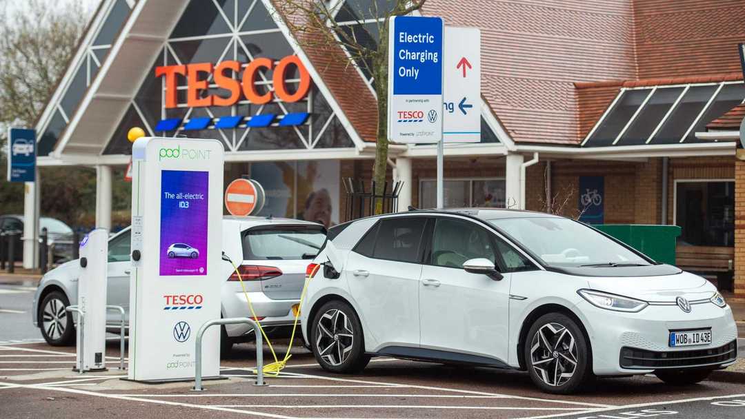 volkswagen-id-3-and-<a class='link' href='http://car.d1ev.com/audi-series-510/' target='_blank'>e-golf</a>-at-tesco-charging-station.jpg