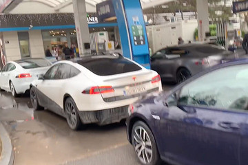 国外电动汽车车主封锁加油站 抗议油车占位