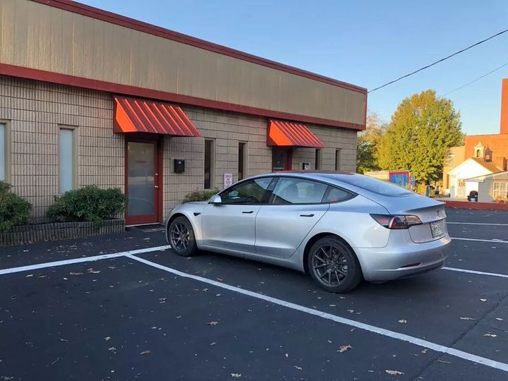 特斯拉Model 3称霸美国中小型豪车市场 份额达21%