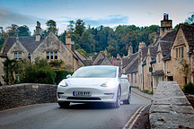 特斯拉公布了4组自动驾驶相关数据