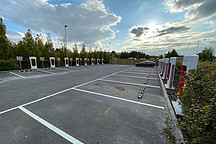 超充压力大，特斯拉选择涨价解决排队问题