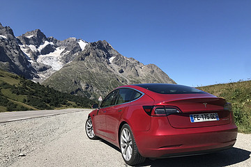 2020年前三季度，全球电动汽车市场特斯拉份额达18%