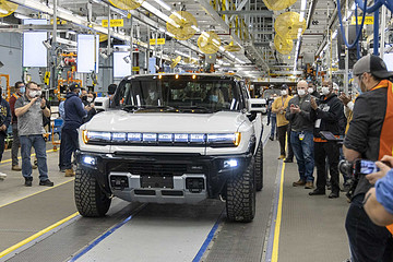 电动悍马开始交付，编号001车辆卖出了250万美元高价