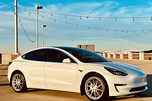 每年99美元，特斯拉美國推出高級車載娛樂服務包年度訂閱