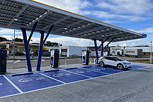 油气价格大涨,国外民众开始排长队抢购电动汽车
