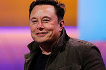 馬斯克：特斯拉機(jī)器人明年量產(chǎn)，未來(lái)可植入人類記憶和個(gè)性