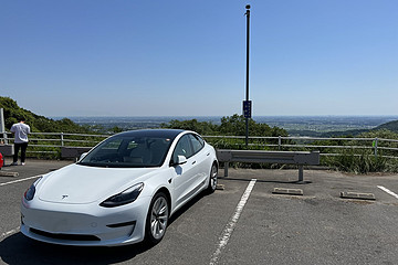 马斯克新计划：展示特斯拉人型机器人、裁员万人