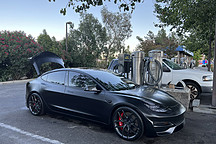 全球純電動(dòng)汽車市場，特斯拉的份額已降至15.6%