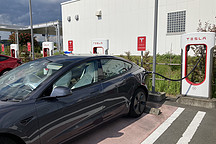 特斯拉在澳大利亞的超充站，也向其他品牌汽車開放了